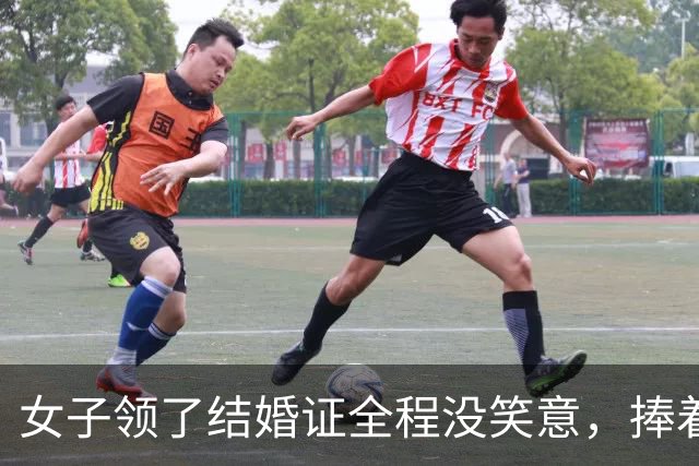 女子领了结婚证全程没笑意，捧着红本满眼痛苦，评论区却夸真实